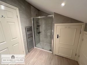 Ensuite - click for photo gallery